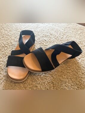 Dr. Scholl's Black Crisscross Strap Sandals with Tan Footbed